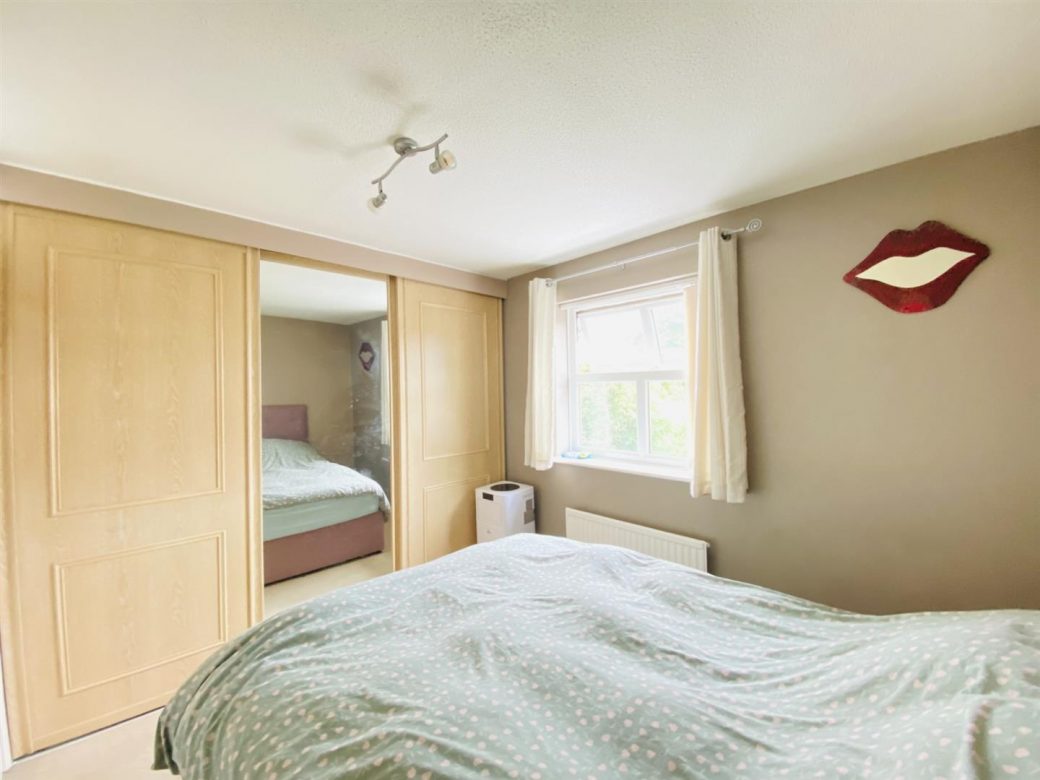 WB Lettings 39 Harrington Newbury 3 bed 1 bath 2 parking end of terrace (17)
