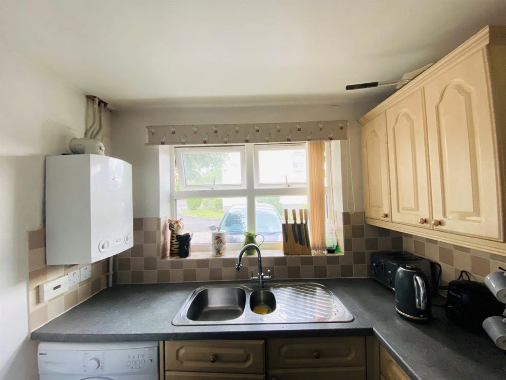 WB Lettings 39 Harrington Newbury 3 bed 1 bath 2 parking end of terrace (24)