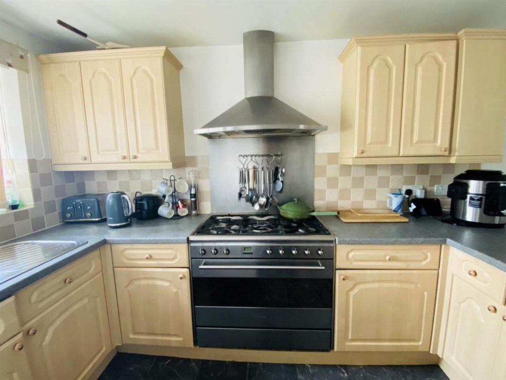 WB Lettings 39 Harrington Newbury 3 bed 1 bath 2 parking end of terrace (25)