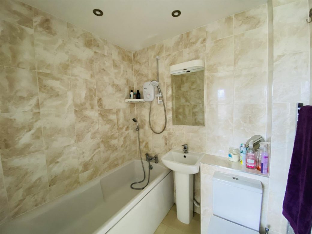 WB Lettings 39 Harrington Newbury 3 bed 1 bath 2 parking end of terrace (27)