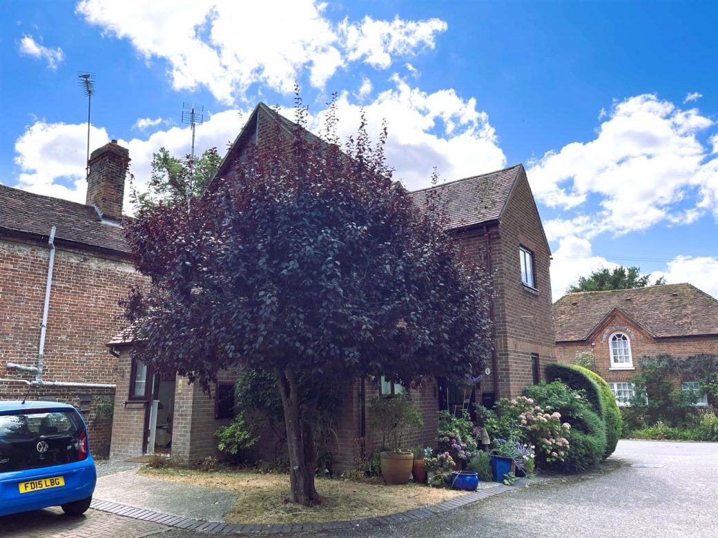 WB Lettings Ltd 2 Marshalls Court Speen Newbury Over 55 flat 1 bed 1 bath parking (1)
