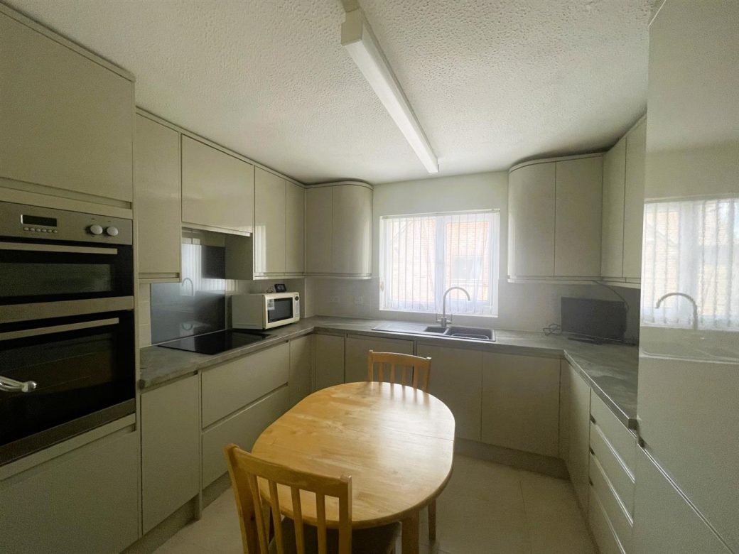WB Lettings Ltd 2 Marshalls Court Speen Newbury Over 55 flat 1 bed 1 bath parking (8)